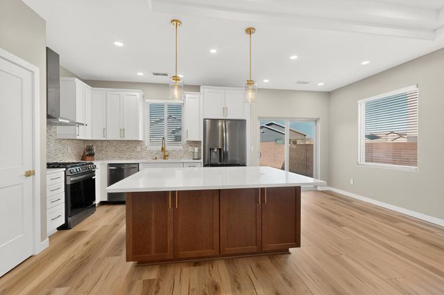 6404 Red Falcon Drive NE, Rio Rancho, NM 87144