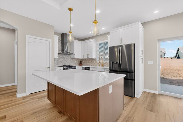 6404 Red Falcon Drive NE, Rio Rancho, NM 87144