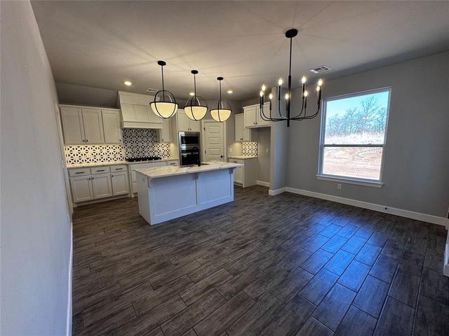 1300 Lighthorsemen Way, Choctaw, OK 73020