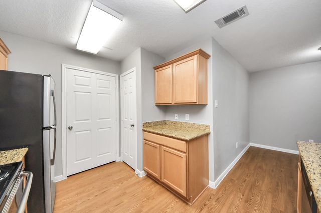 1324 S Johnson Street, Alvin, TX 77511