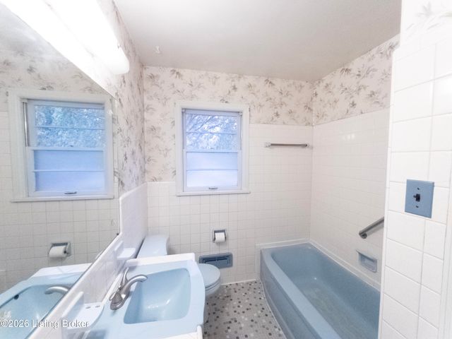 8200 Joyce Dr, Louisville, KY 40219