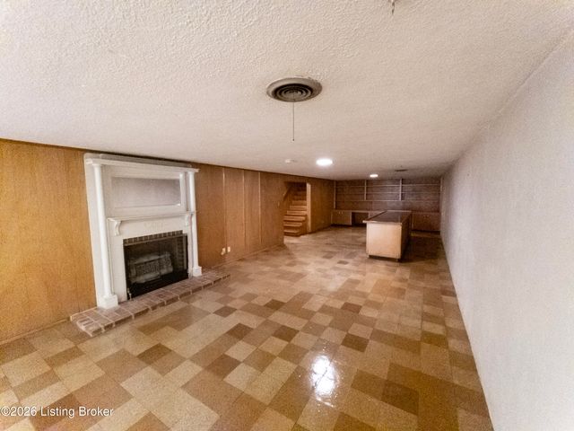 8200 Joyce Dr, Louisville, KY 40219