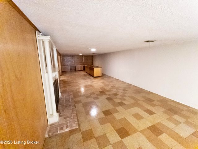 8200 Joyce Dr, Louisville, KY 40219