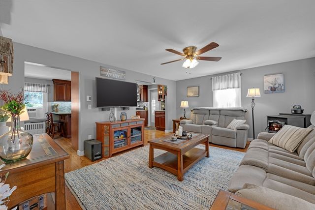 3 Salem St, Palmer, MA 01069