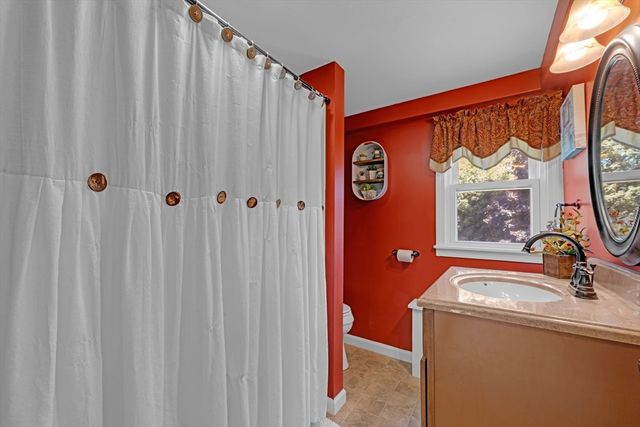 3 Salem St, Palmer, MA 01069