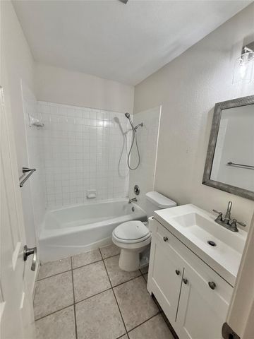 8706 Clearbrook TRL B, Austin, TX 78729