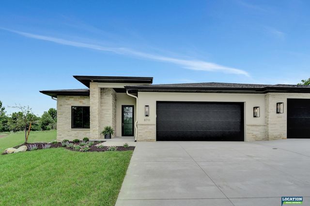 8711 Labrador Court, Lincoln, NE 68520