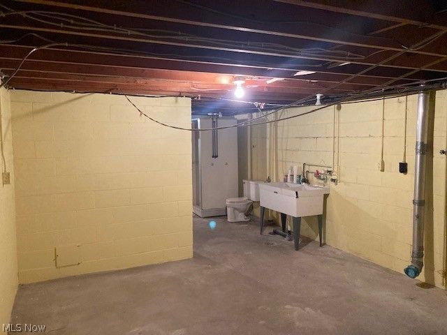 8770 Squirrel Hill, Warren, OH 44484