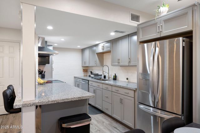 948 S ALMA SCHOOL Road 3, Mesa, AZ 85210