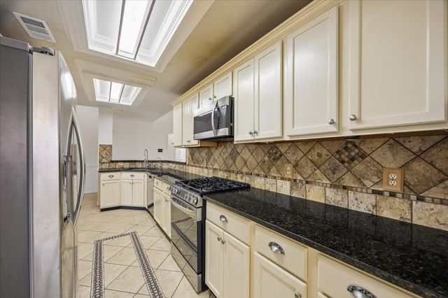 1906 Thistlecreek Court, Fresno, TX 77545