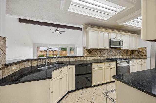 1906 Thistlecreek Court, Fresno, TX 77545