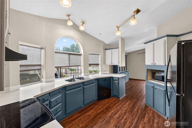 819 Mountain Villa Loop, Enumclaw, WA 98022