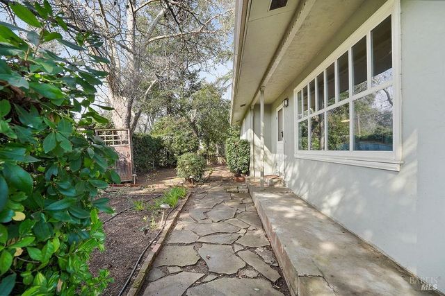 1390 Garden Ave, St. Helena, CA 94574