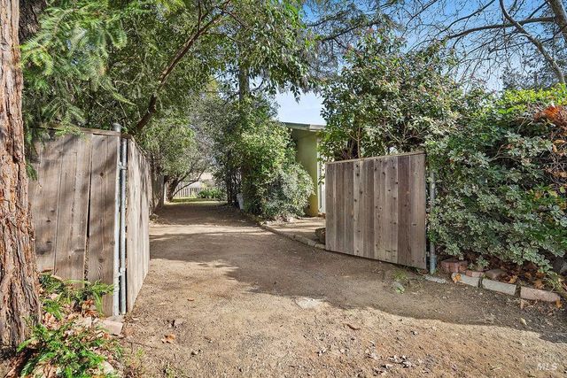 1390 Garden Ave, St. Helena, CA 94574