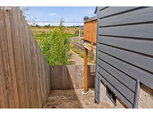 1147 N FAIRHOPE Pl, Ridgefield, WA 98642