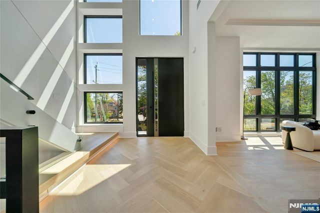 1077 Abbott Boulevard, Fort Lee, NJ 07024
