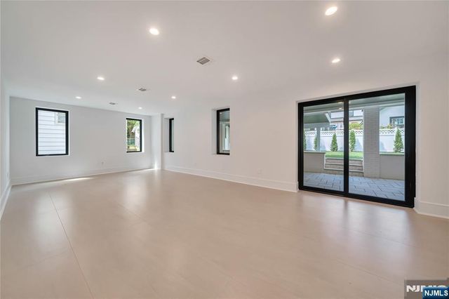 1077 Abbott Boulevard, Fort Lee, NJ 07024