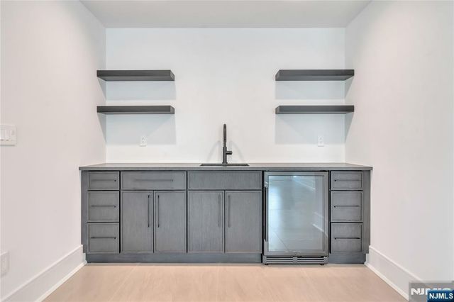 1077 Abbott Boulevard, Fort Lee, NJ 07024