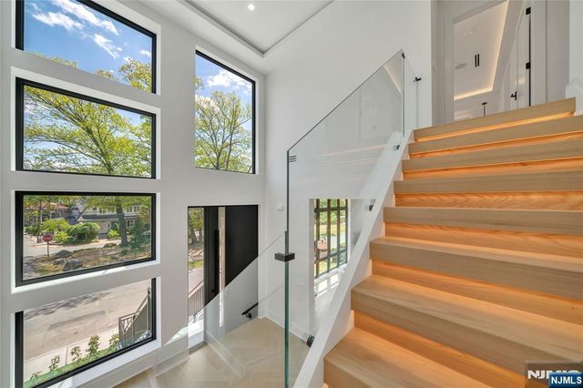 1077 Abbott Boulevard, Fort Lee, NJ 07024