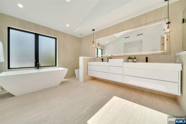 1077 Abbott Boulevard, Fort Lee, NJ 07024