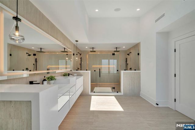 1077 Abbott Boulevard, Fort Lee, NJ 07024