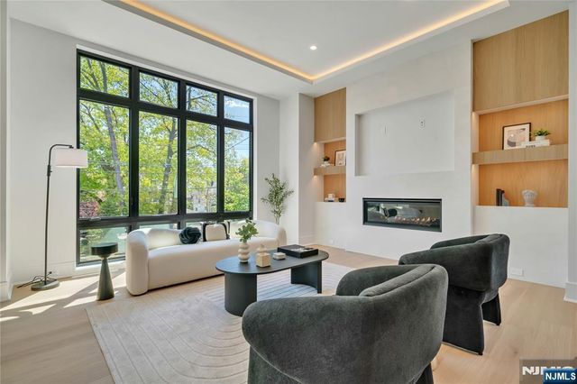 1077 Abbott Boulevard, Fort Lee, NJ 07024