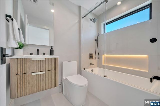 1077 Abbott Boulevard, Fort Lee, NJ 07024