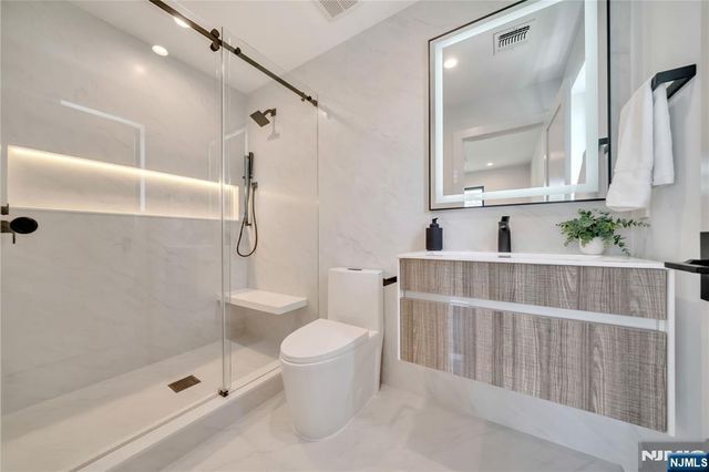 1077 Abbott Boulevard, Fort Lee, NJ 07024