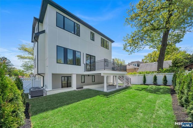1077 Abbott Boulevard, Fort Lee, NJ 07024