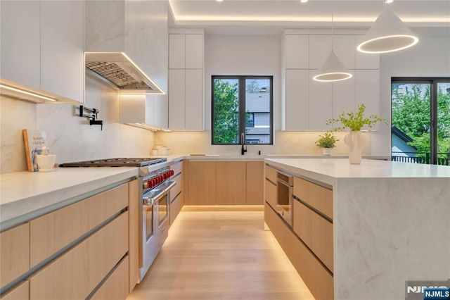 1077 Abbott Boulevard, Fort Lee, NJ 07024