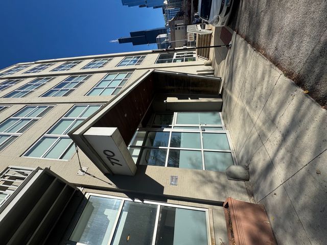 770 W Gladys Avenue 305, Chicago, IL 60661