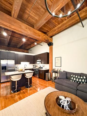 770 W Gladys Avenue 305, Chicago, IL 60661