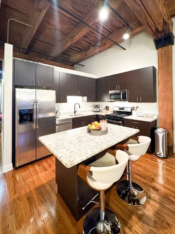 770 W Gladys Avenue 305, Chicago, IL 60661