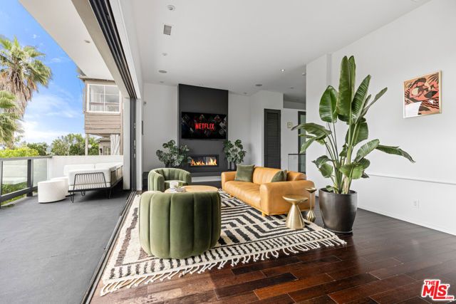 2300 Ronda Vista Drive, Los Angeles, CA 90027