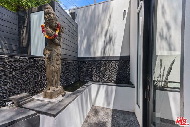 2300 Ronda Vista Drive, Los Angeles, CA 90027