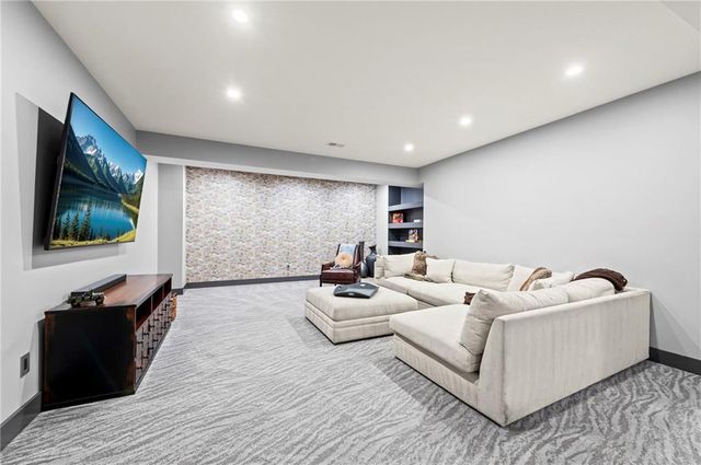 6537 Ridge Road, Parkville, MO 64152