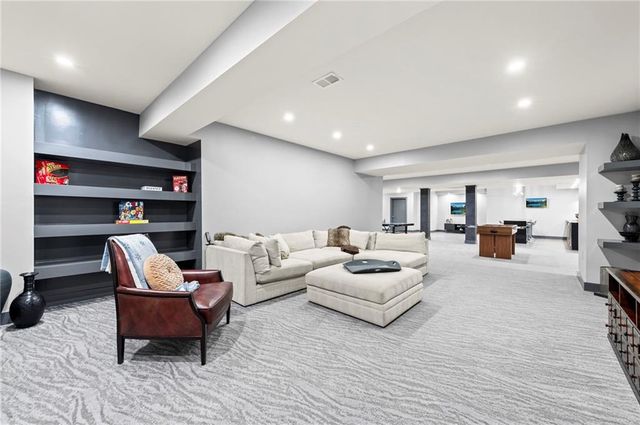 6537 Ridge Road, Parkville, MO 64152