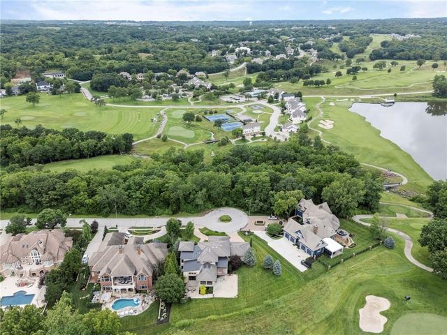 6537 Ridge Road, Parkville, MO 64152