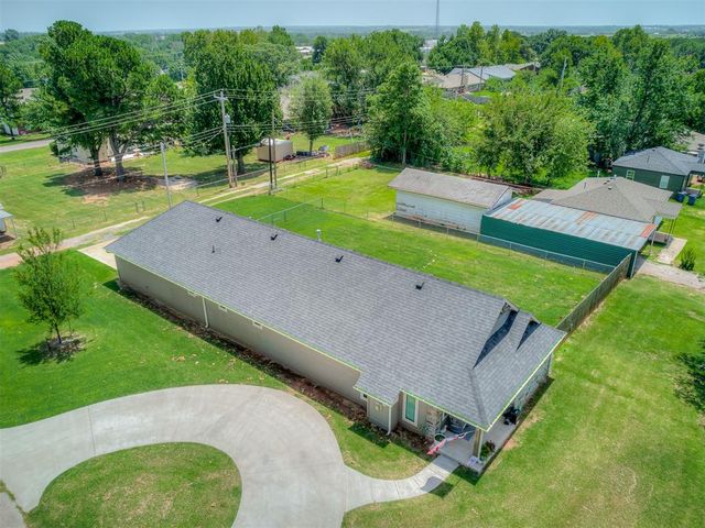 402 S Van Buren Avenue, Blanchard, OK 73010