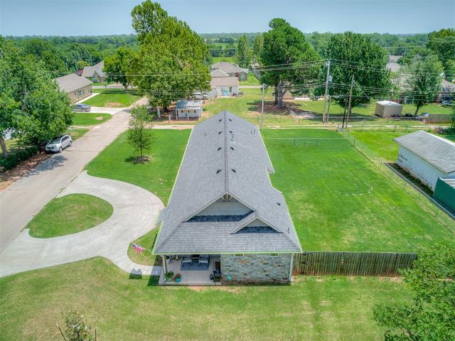 402 S Van Buren Avenue, Blanchard, OK 73010