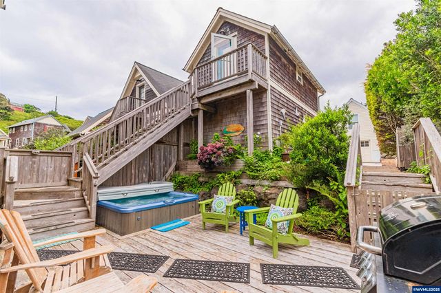 611 SW 27th Wy, Lincoln City, OR 97367