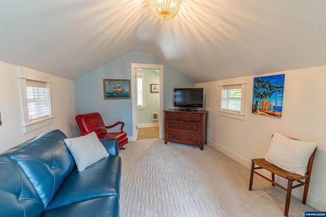 611 SW 27th Wy, Lincoln City, OR 97367