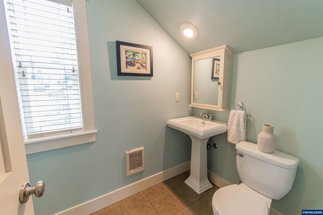 611 SW 27th Wy, Lincoln City, OR 97367