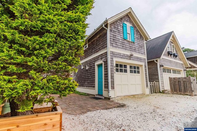 611 SW 27th Wy, Lincoln City, OR 97367