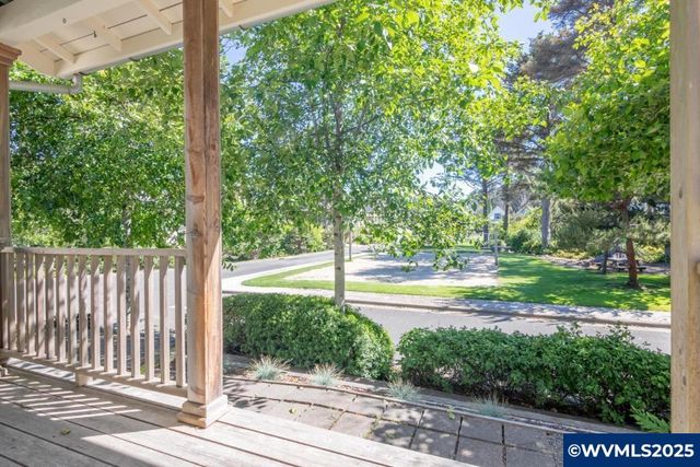 611 SW 27th Wy, Lincoln City, OR 97367