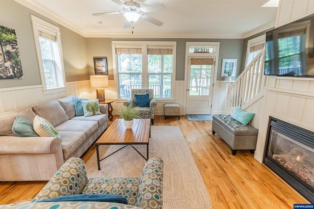 611 SW 27th Wy, Lincoln City, OR 97367