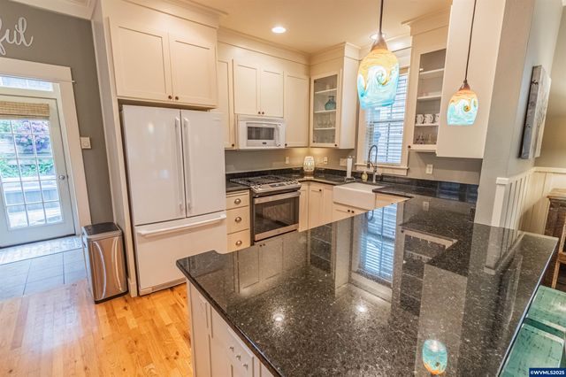 611 SW 27th Wy, Lincoln City, OR 97367