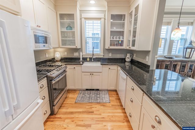611 SW 27th Wy, Lincoln City, OR 97367