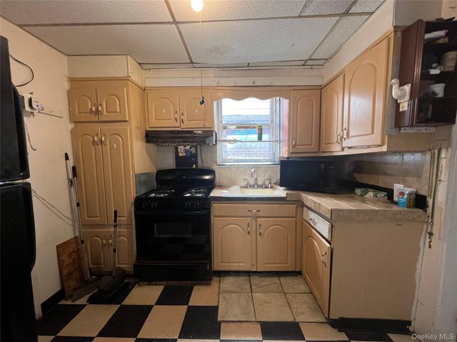 10438 202nd Street, Saint Albans, NY 11412