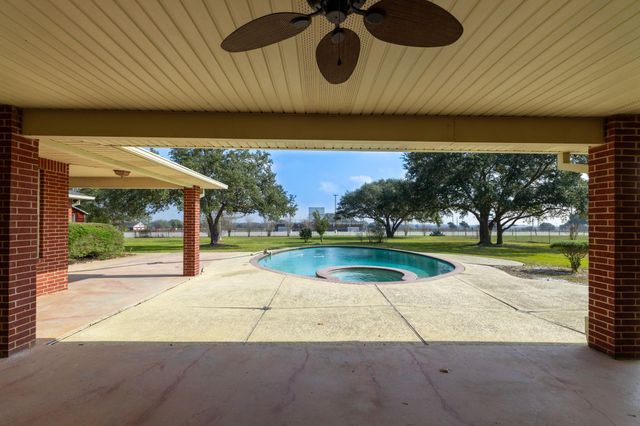 803 S Converse ST, Flatonia, TX 78941